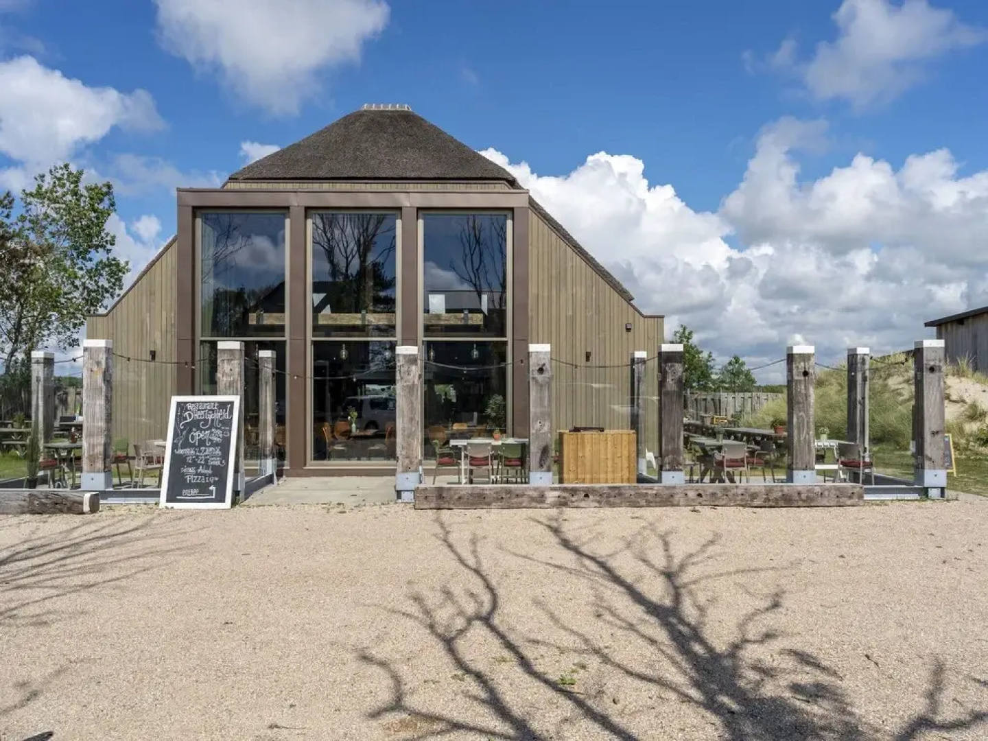 Wonderful Beach Lodge for 8 People near Beach, Sea, & Village of Callantsoog
