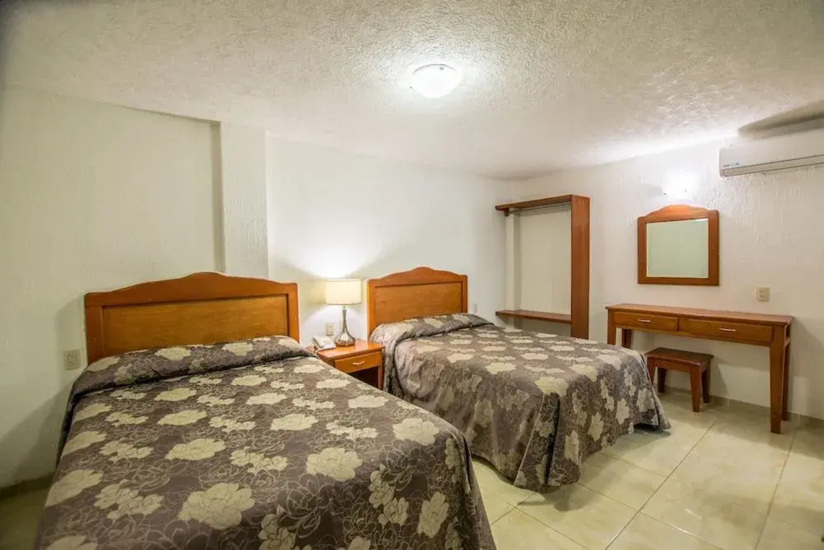 Suites Poliforum Inn