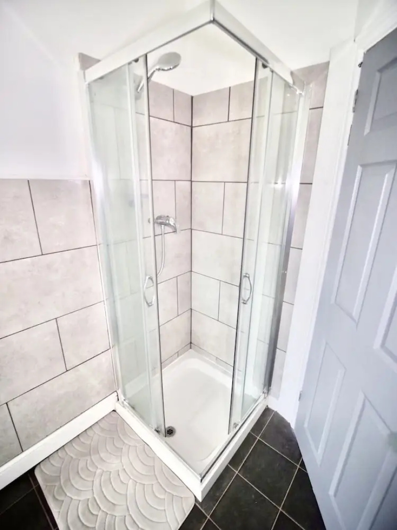 Lovely 6 bed Property Located Within Dudley