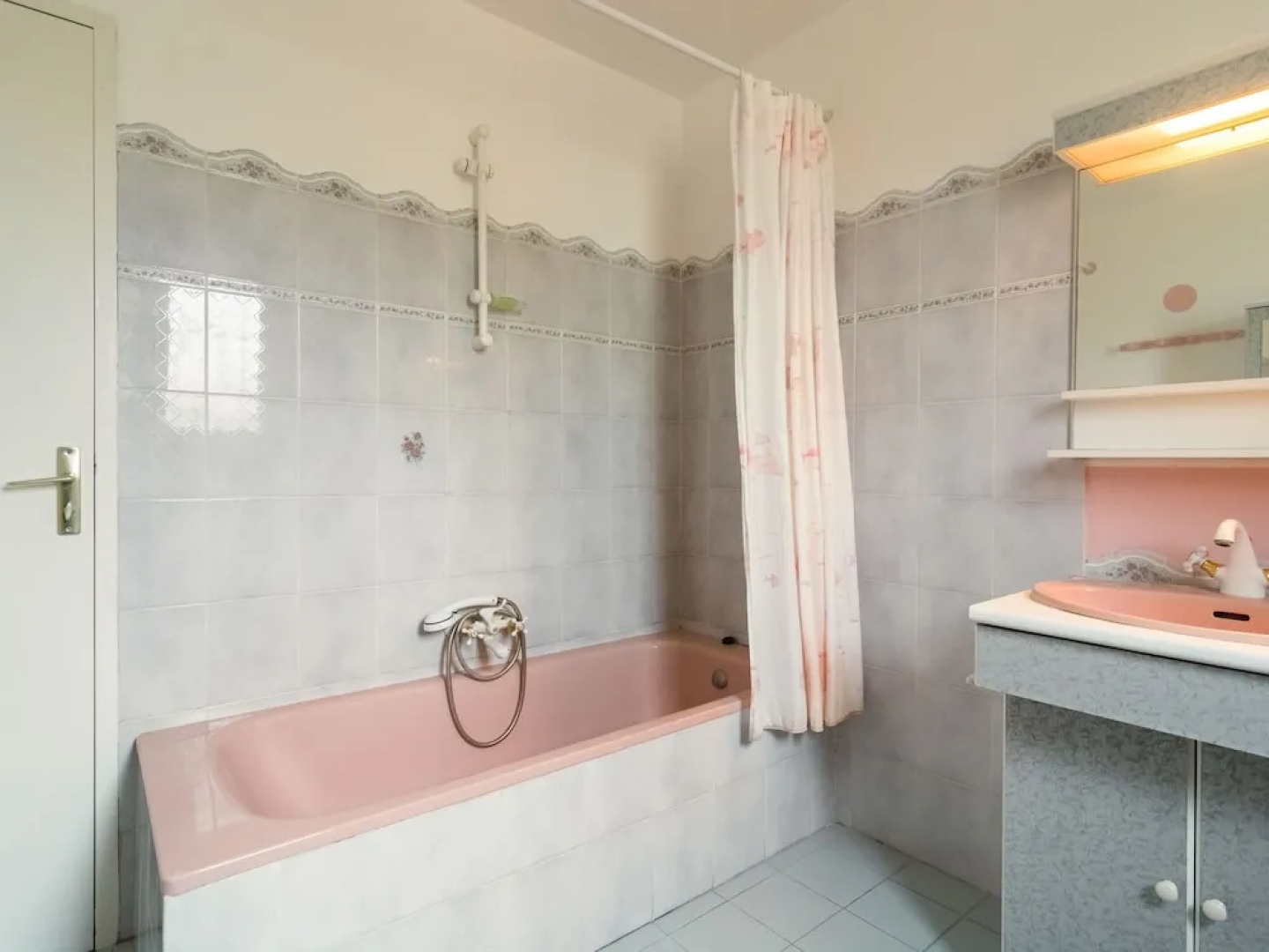 Cozy Holiday Home in Noves with Swimming Pool