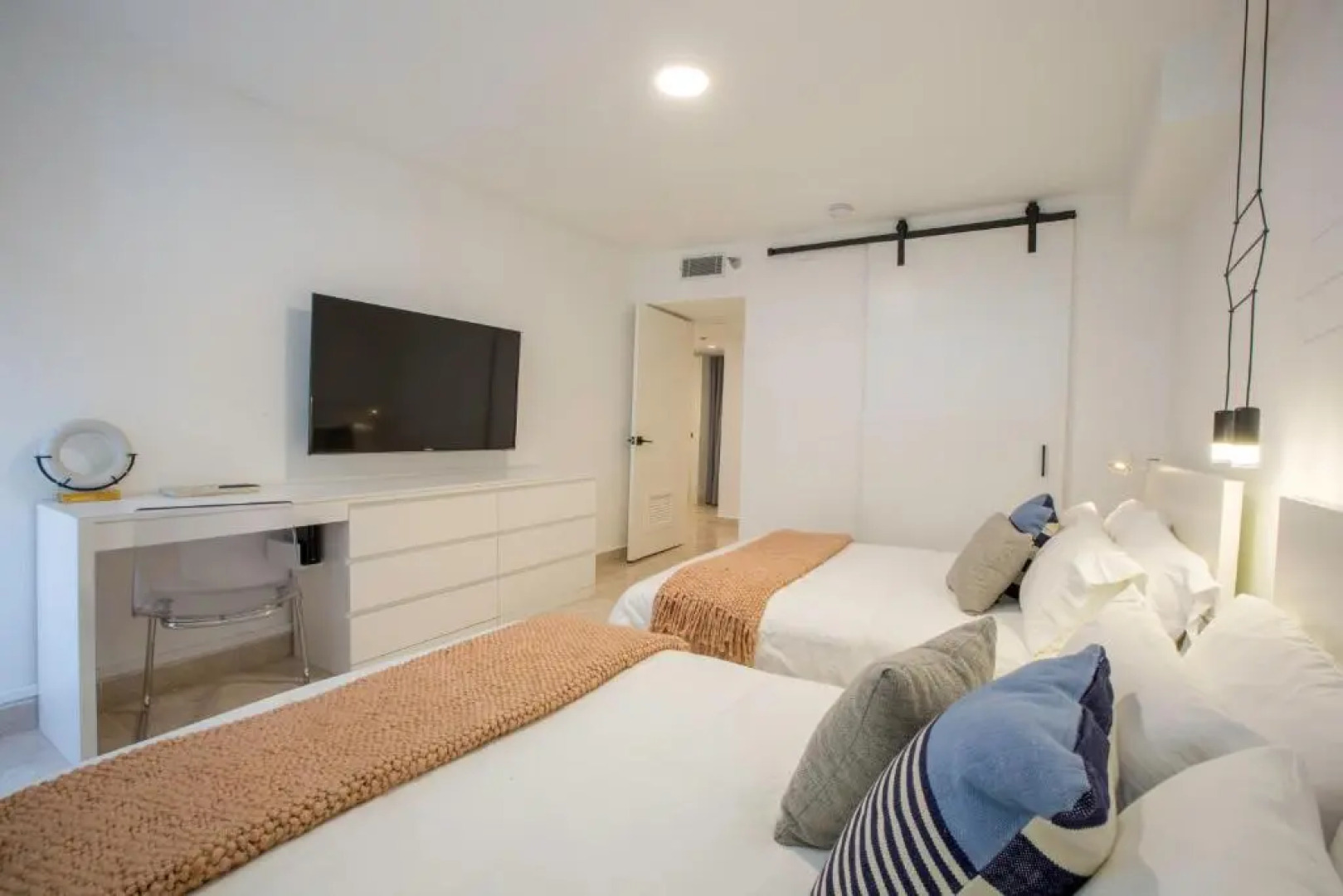 Ocean View Deluxe Suite: Pvt. Beach & Pool