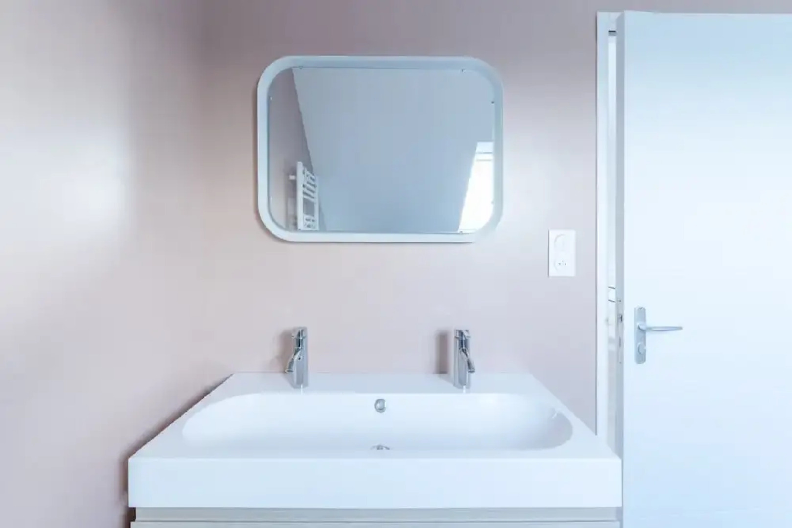 Pretty new House With Small sea View