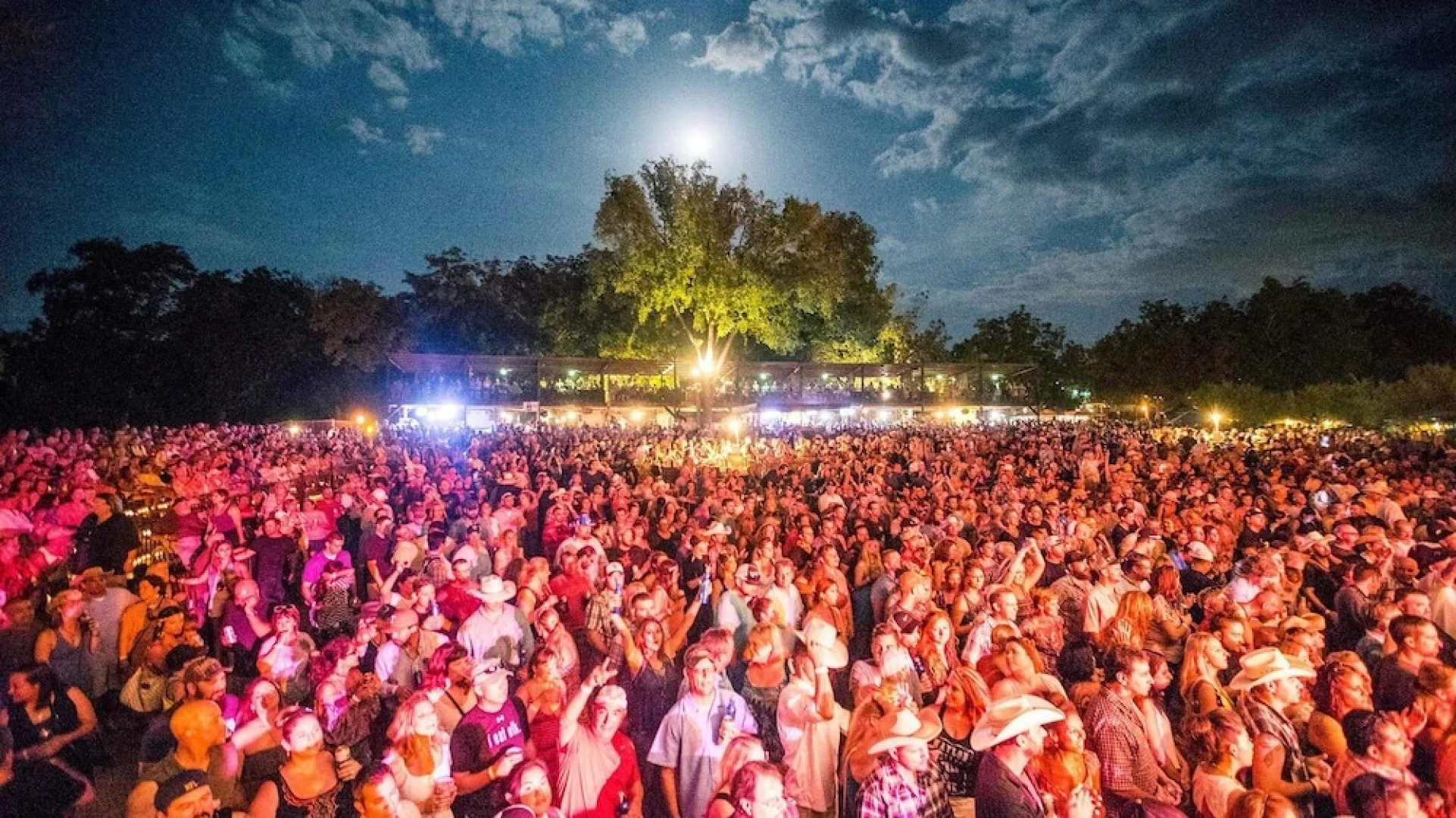 Water's Edge Retreat 4 Bedrooms 2.5 Bathrooms Home