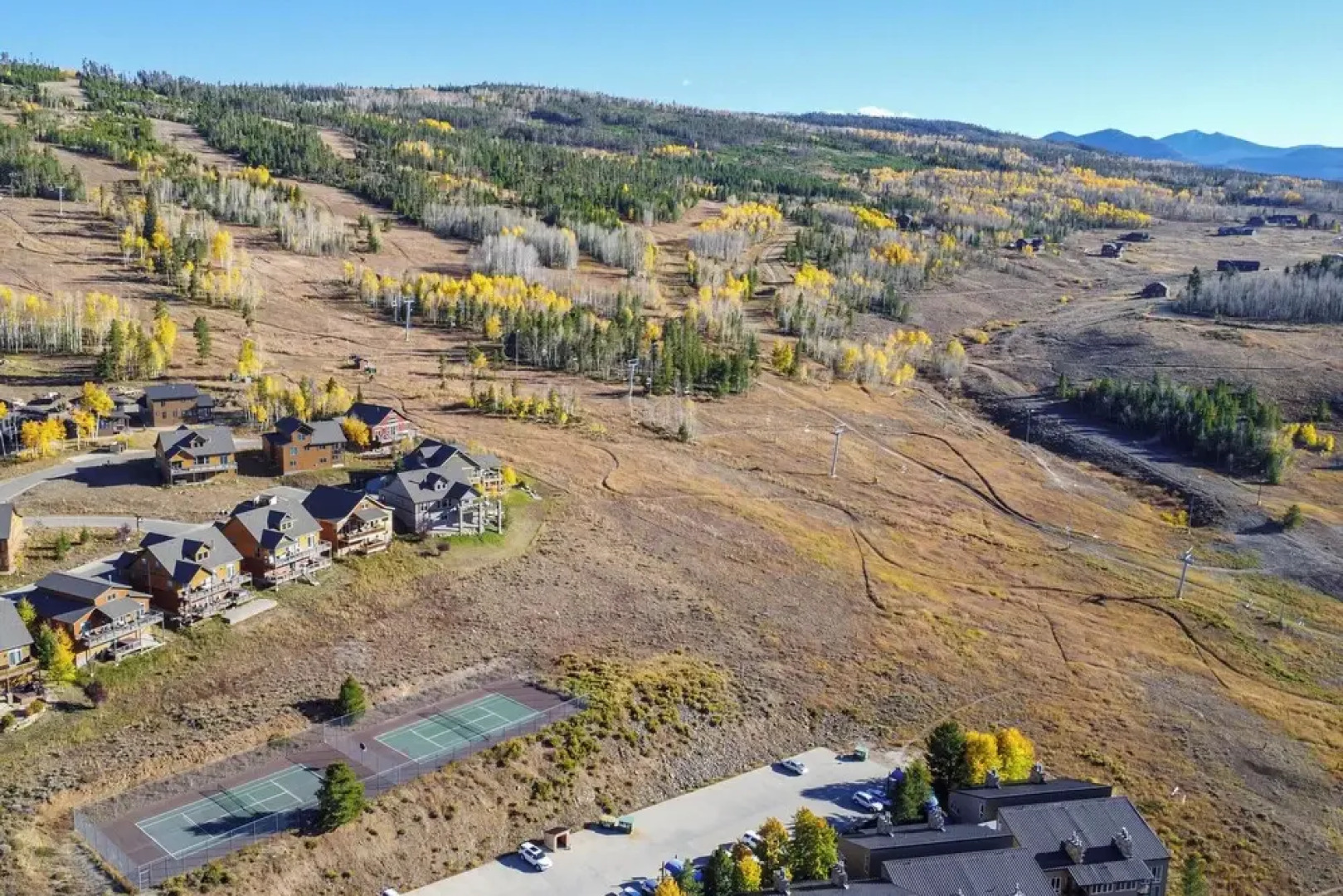 Ski-in/ski-out Granby Townhouse w/ Private Hot Tub