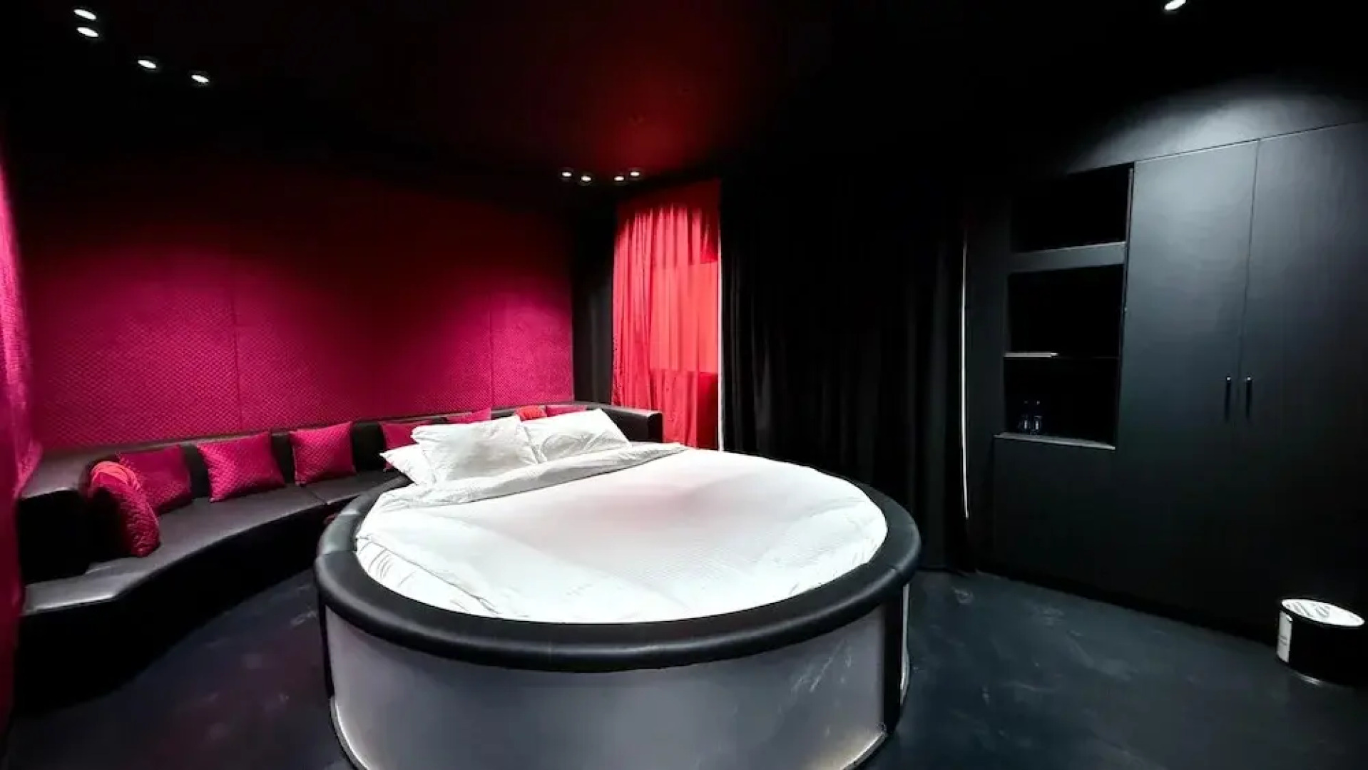 Royal Tulip Dancenter Suites Sharjah