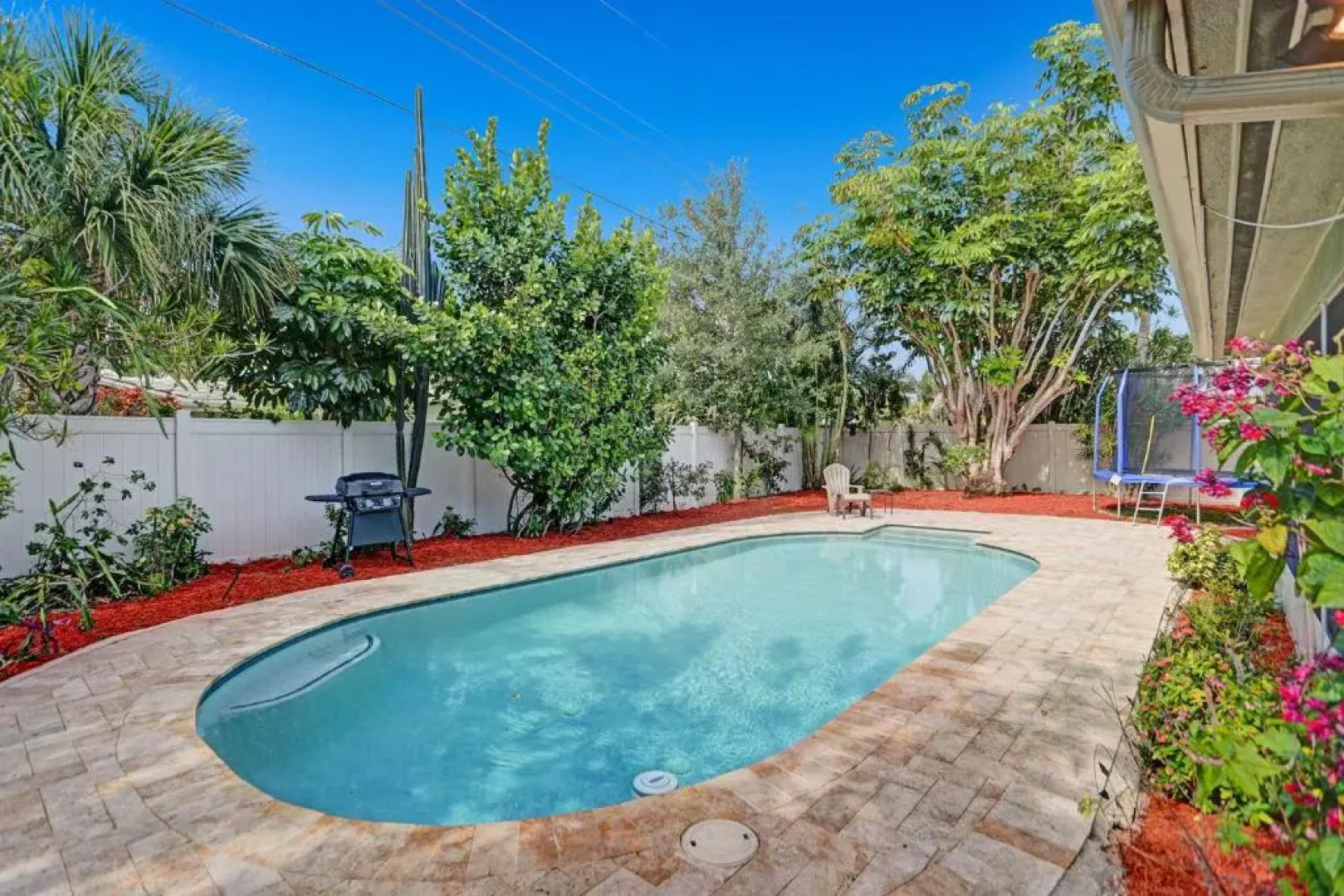 NEW Adorable Villa 7 min to Beach Trampoline