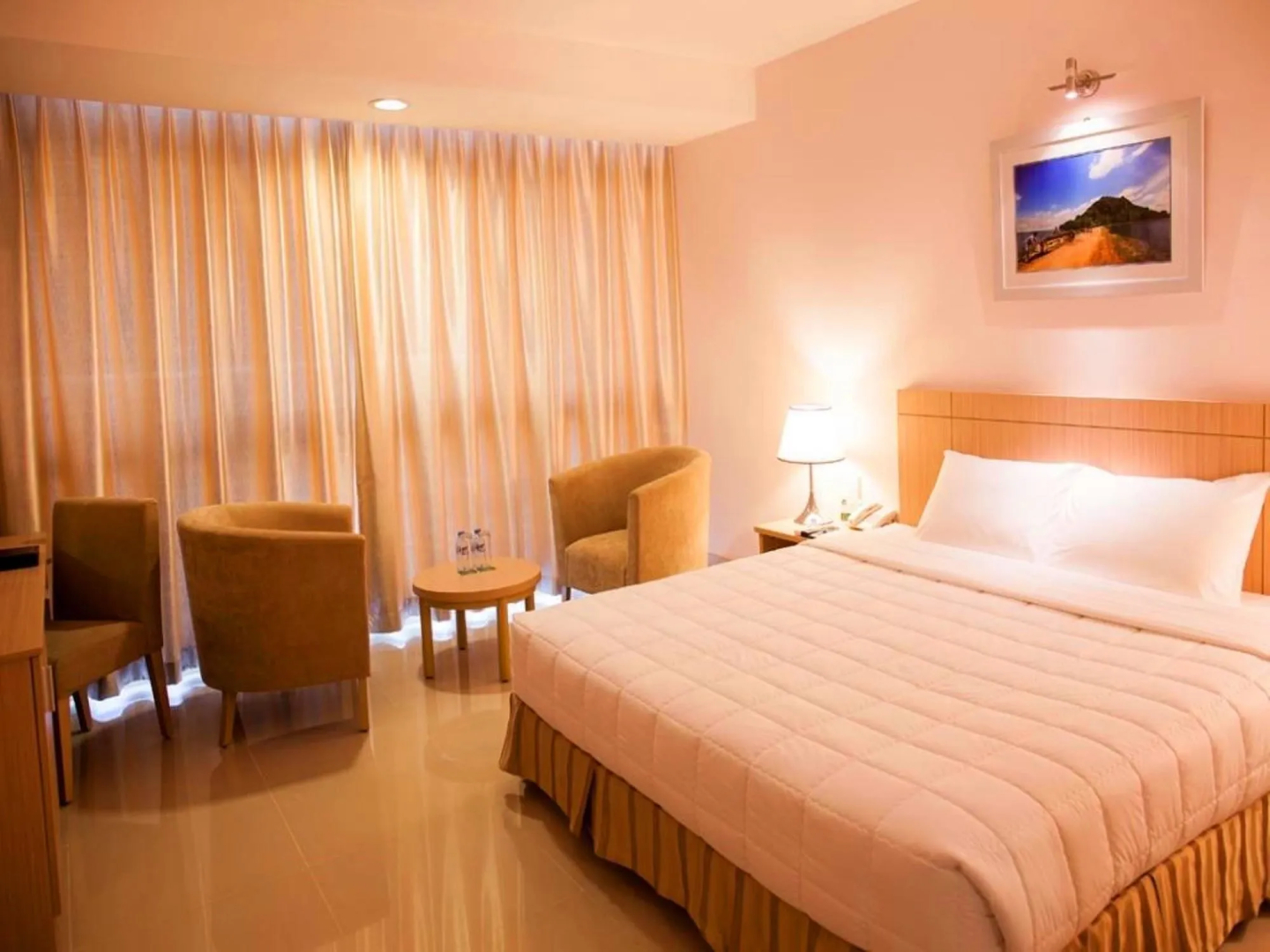 River Hotel