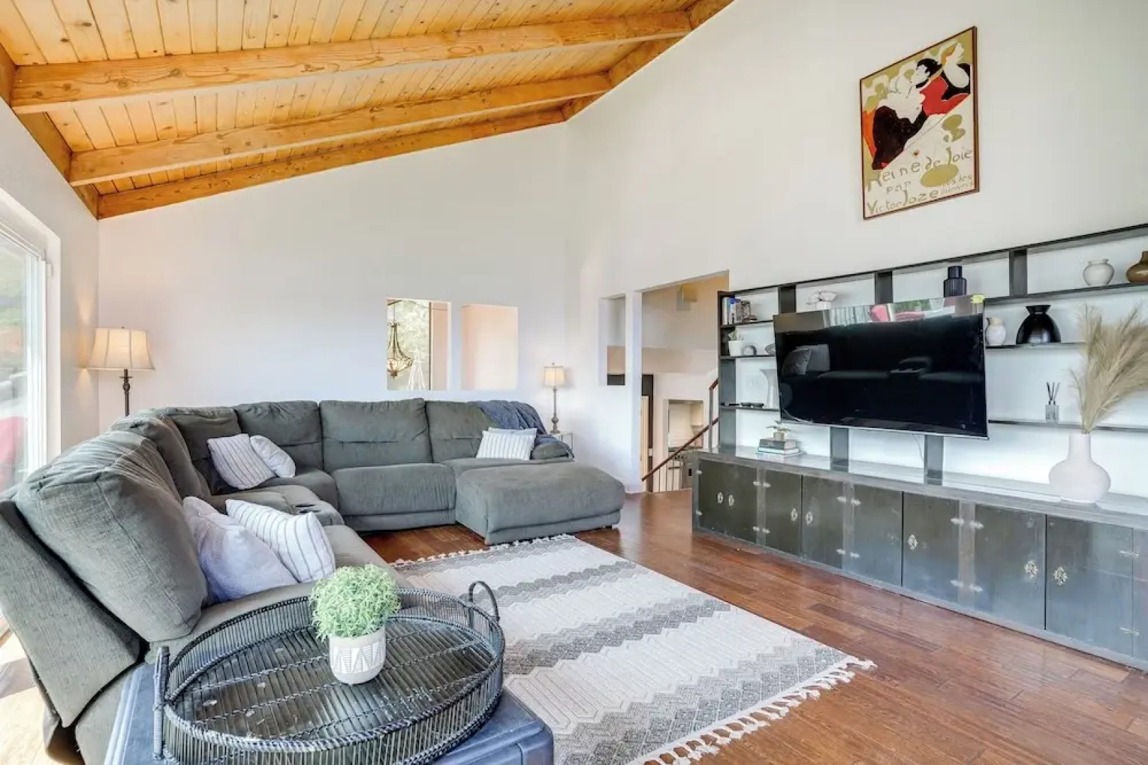 Chic Santa Paula Home w/ Mountain & City Views!