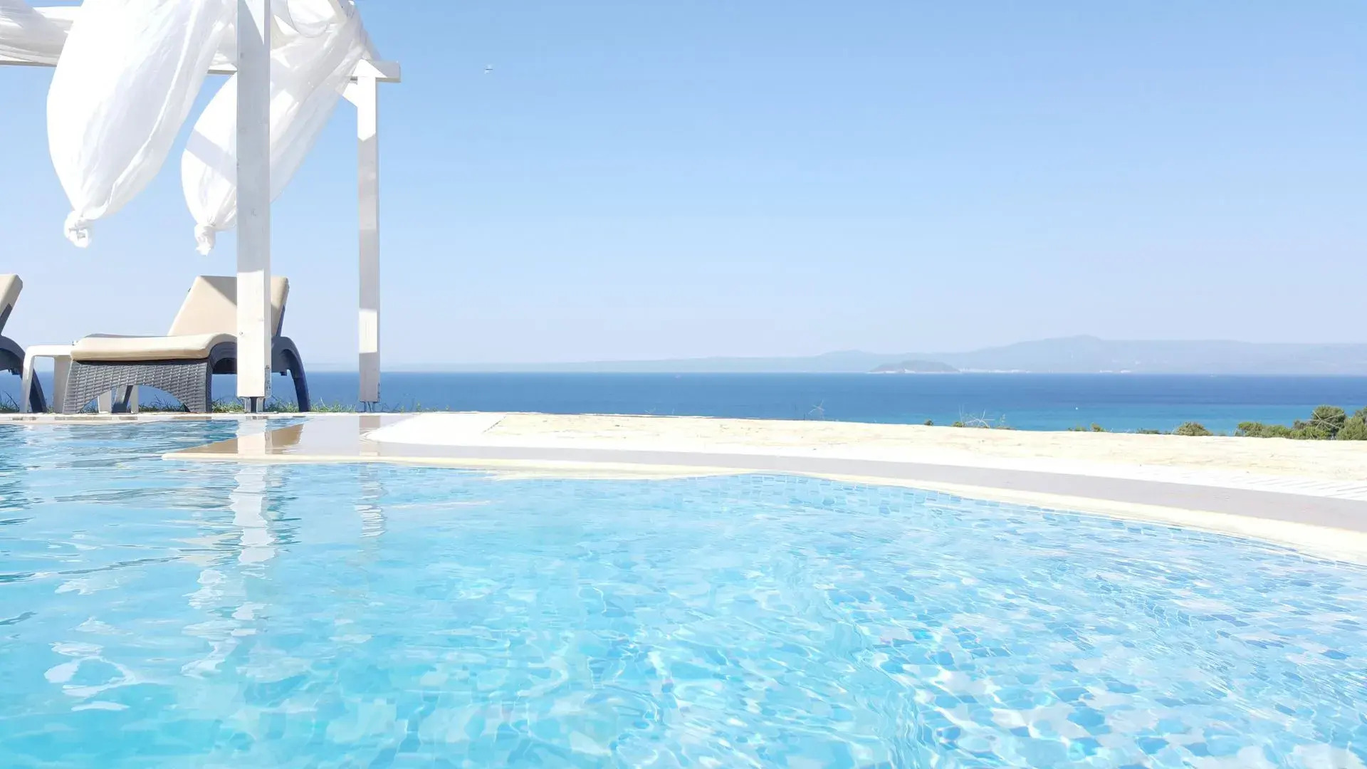 Bungalow White Apartments and Suites