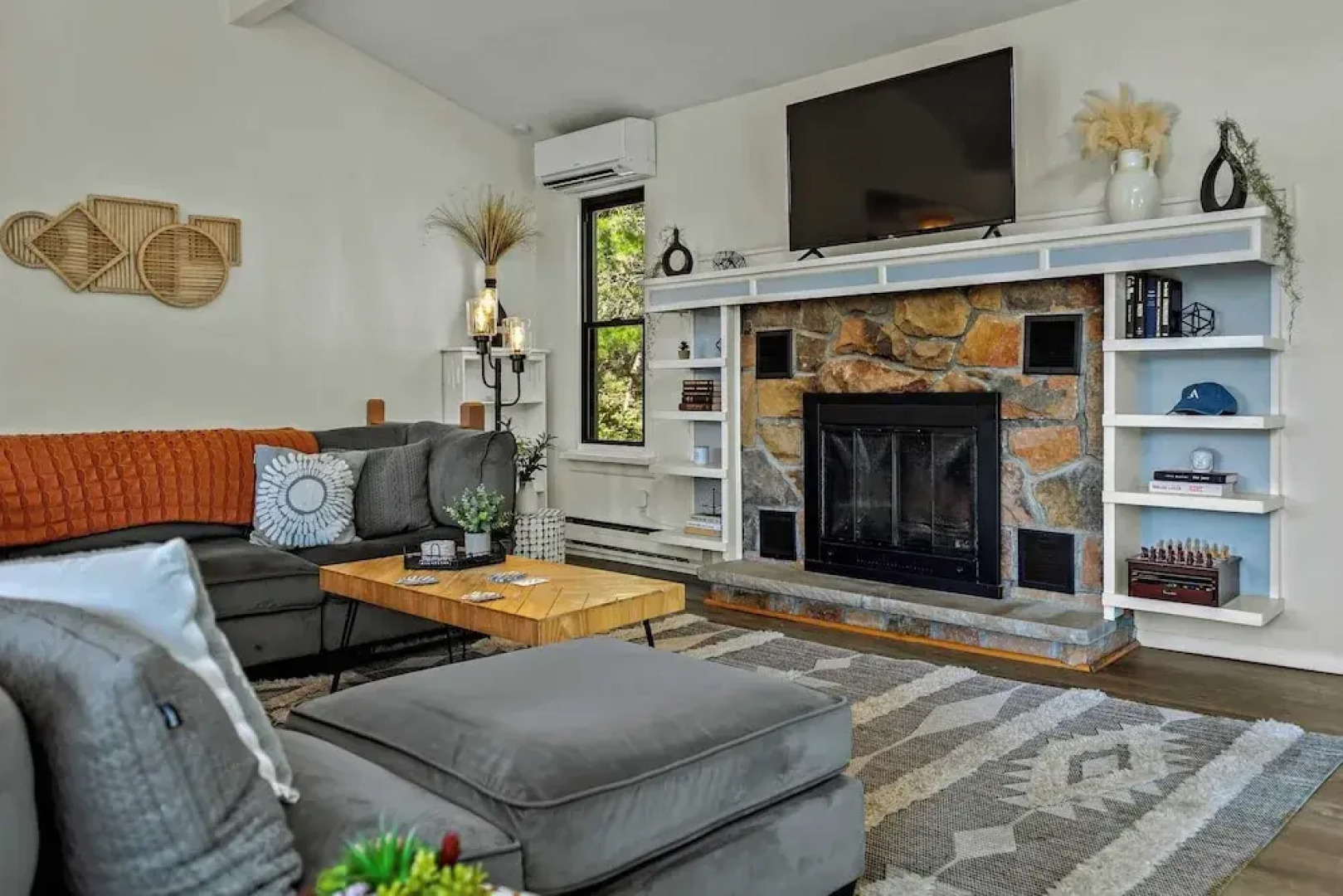 Lake It Right by Avantstay Lakefront w/ Dock, Hot Tub, Fire Pit & Game Room