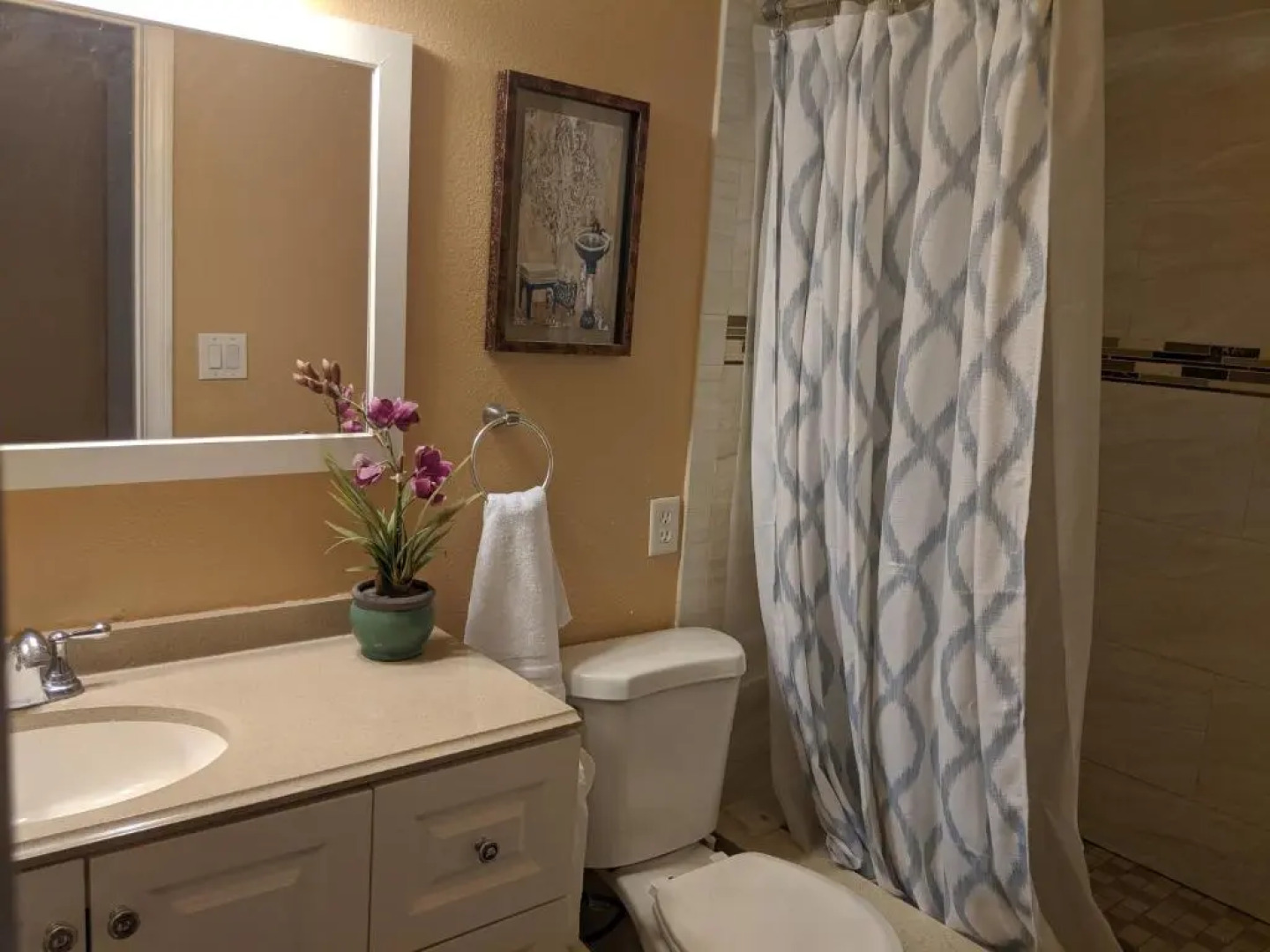 2Bedroom with Den and 2BA 4 Blocks to Santa Monica Beach