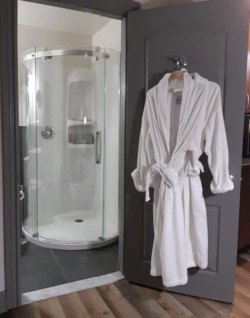 Oberge Inn  Riverside guest room in Val-David village with free parking