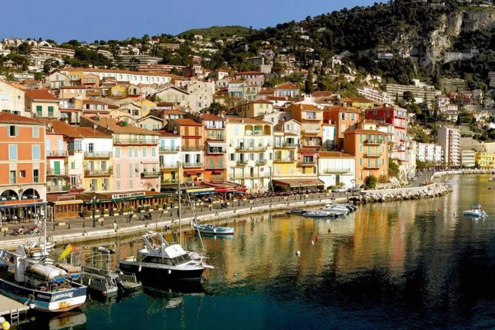 ★ Quiet Old Town Apt with AC, 5min Walk to Beach ★