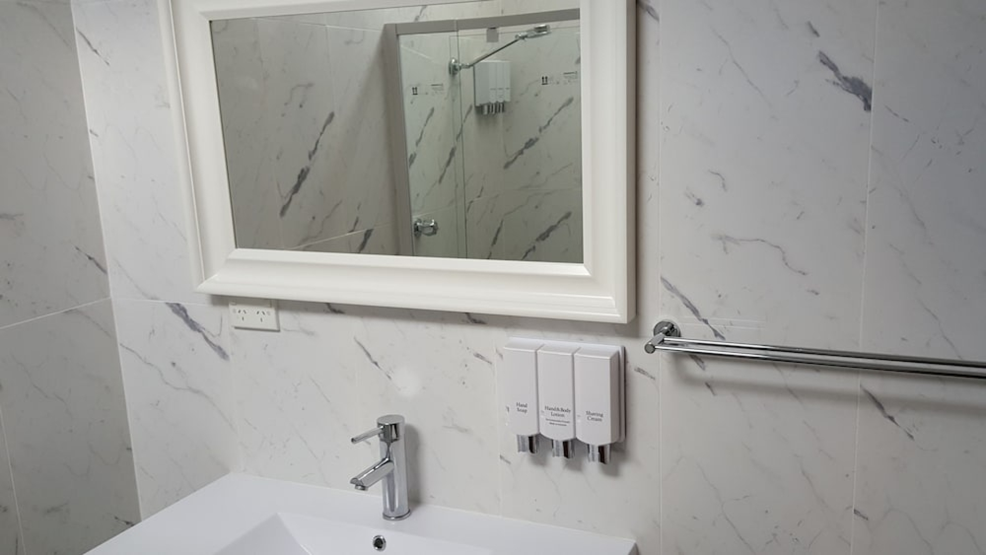 Hibiscus Lakeside Motel