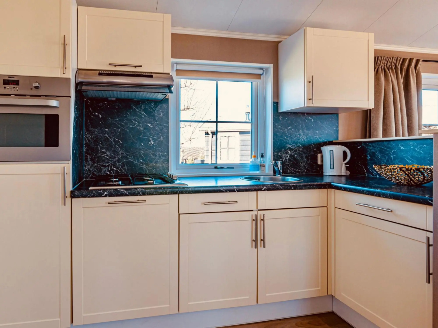 Chalet with a view of lake the Wiede in Giethoorn