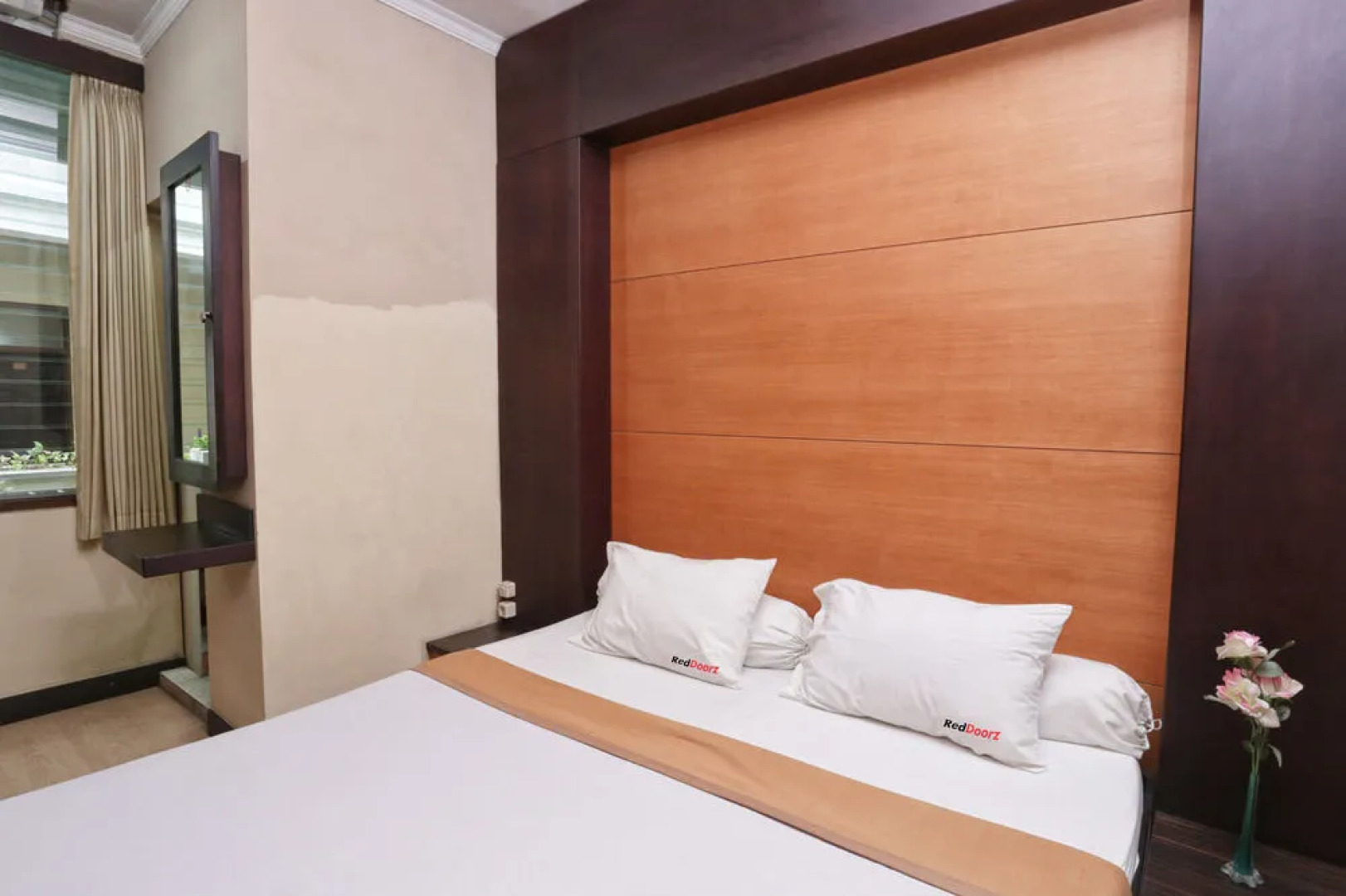 RedDoorz Near Padma Beach