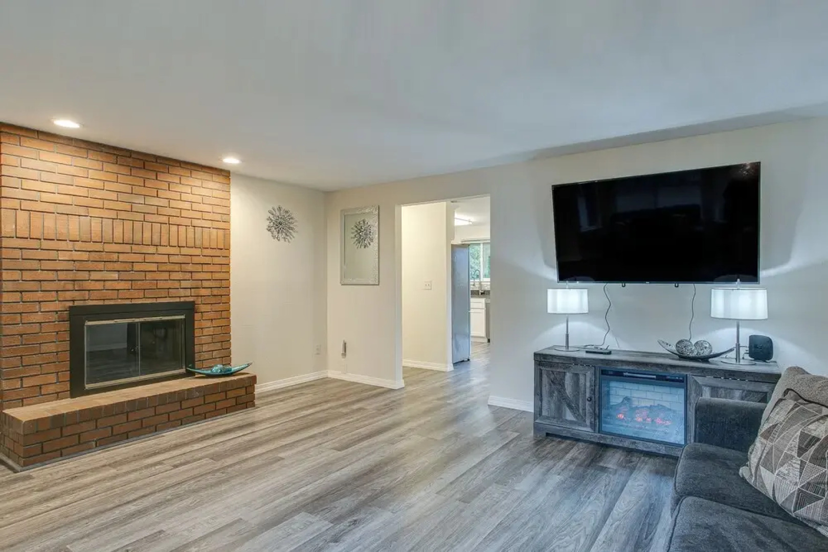 Modern Puyallup Townhome w/ Backyard & Fireplace