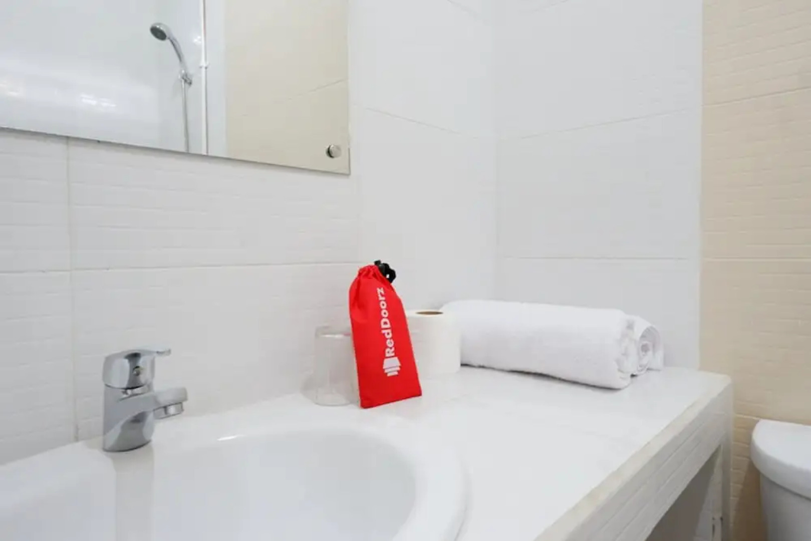 Rich Hotel by RedDoorz