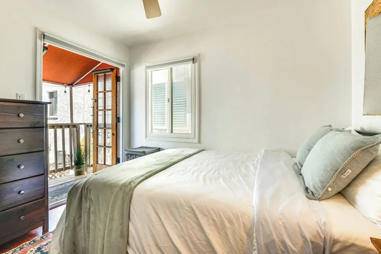 Walk to Ocean: Manhattan Beach Apt w/ Deck