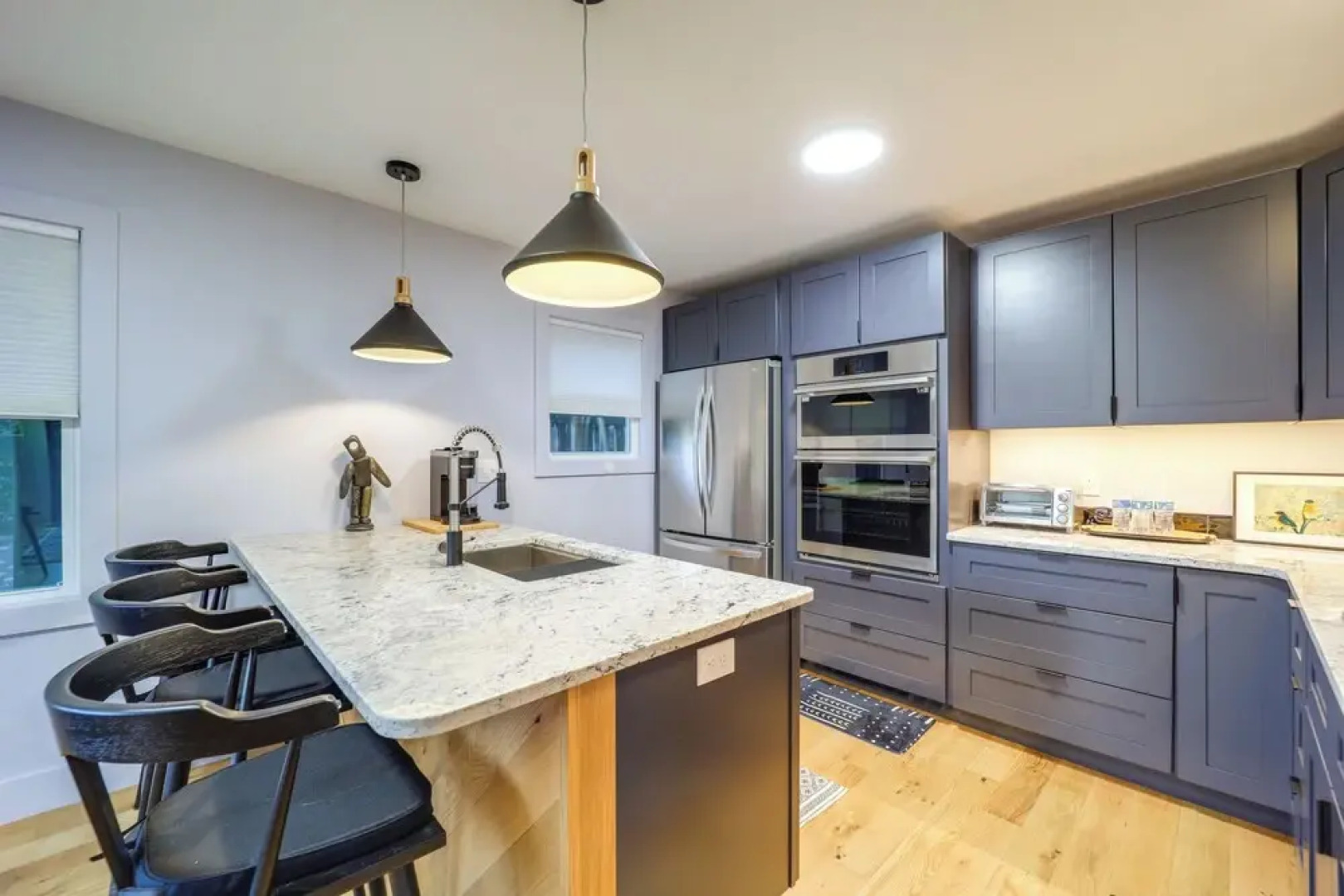 Steps to Dtwn & Fabulous Restaurants: Chic Condo