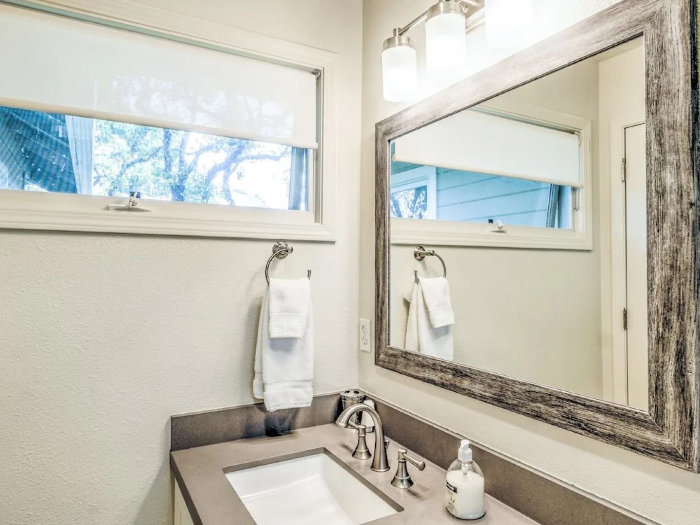 1515 Lawndale Country - 2 Br Cottage