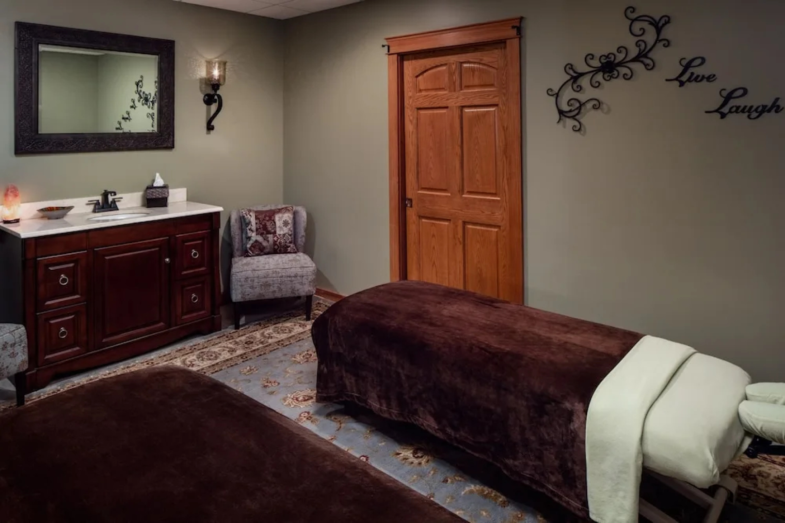 Irish Cottage Inn & Suites