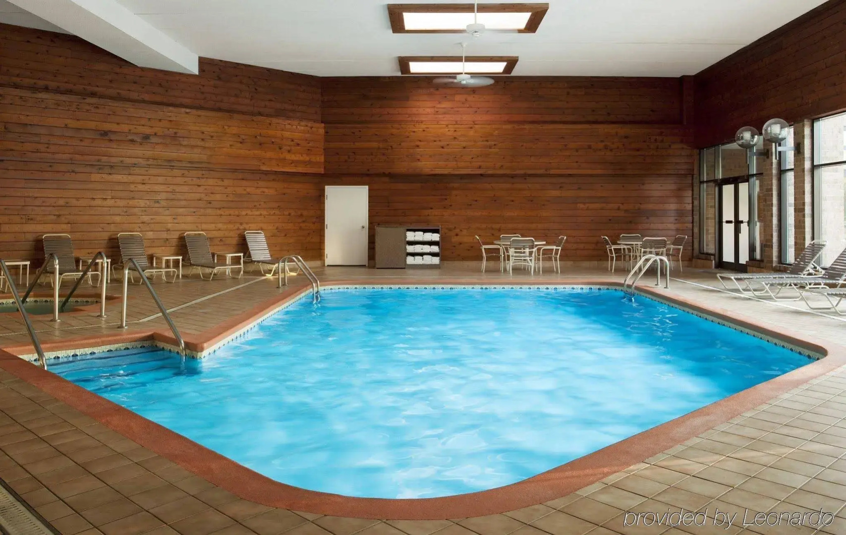 Four Points by Sheraton Milwaukee North Shore