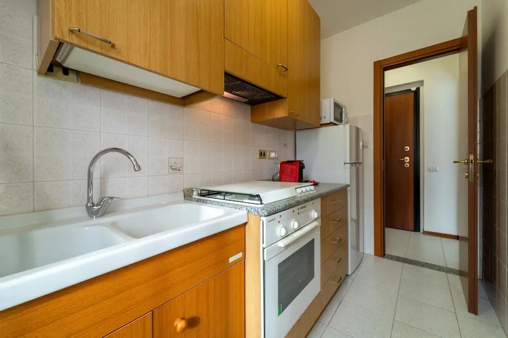 Scarlet Apartment With Garden