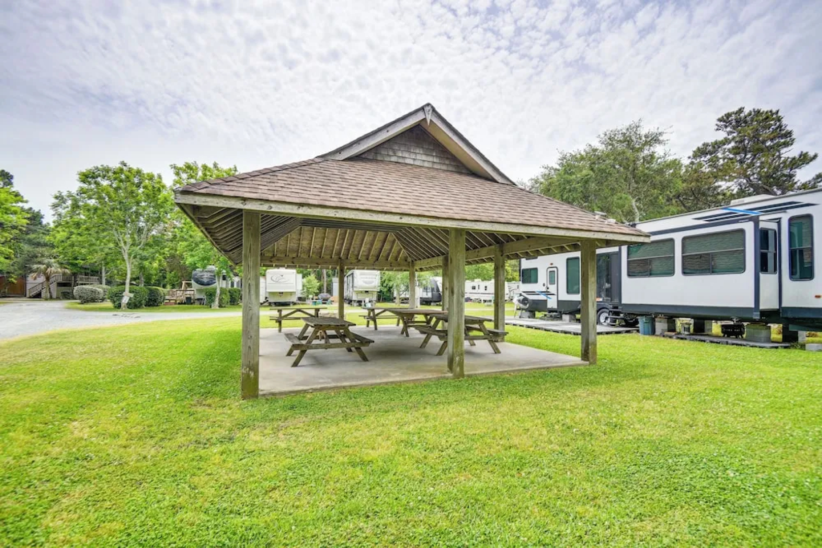 Pet-friendly Buxton Home w/ Balcony, 2 Mi to Beach