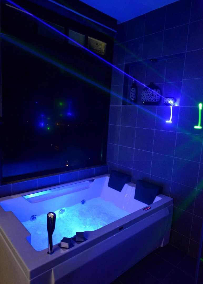 Hollywood Drive-In Hotel