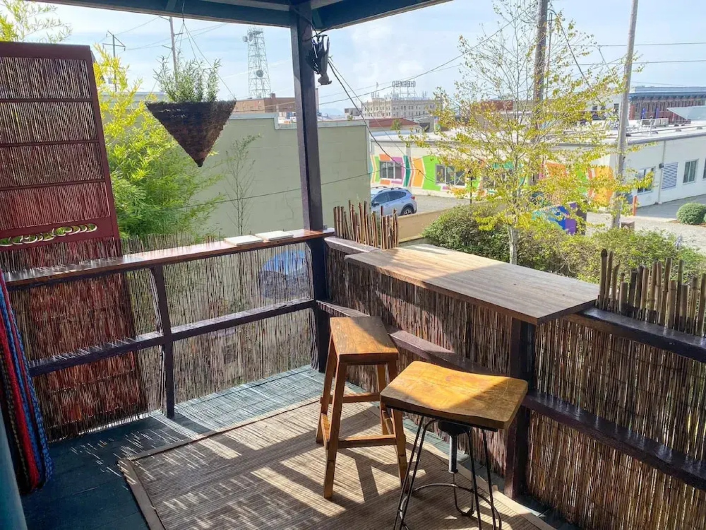 Upstairs at Thevictorian - Lush Walkable and Dog-friendly Retreat - Steps From Downtown Bellingham