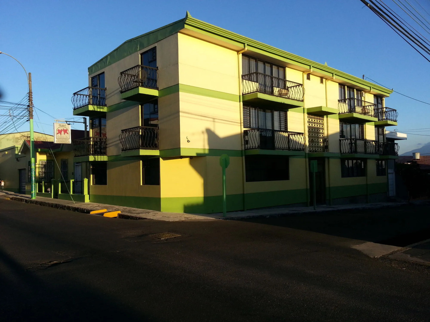 Hotel La Guaria Inn & Suites