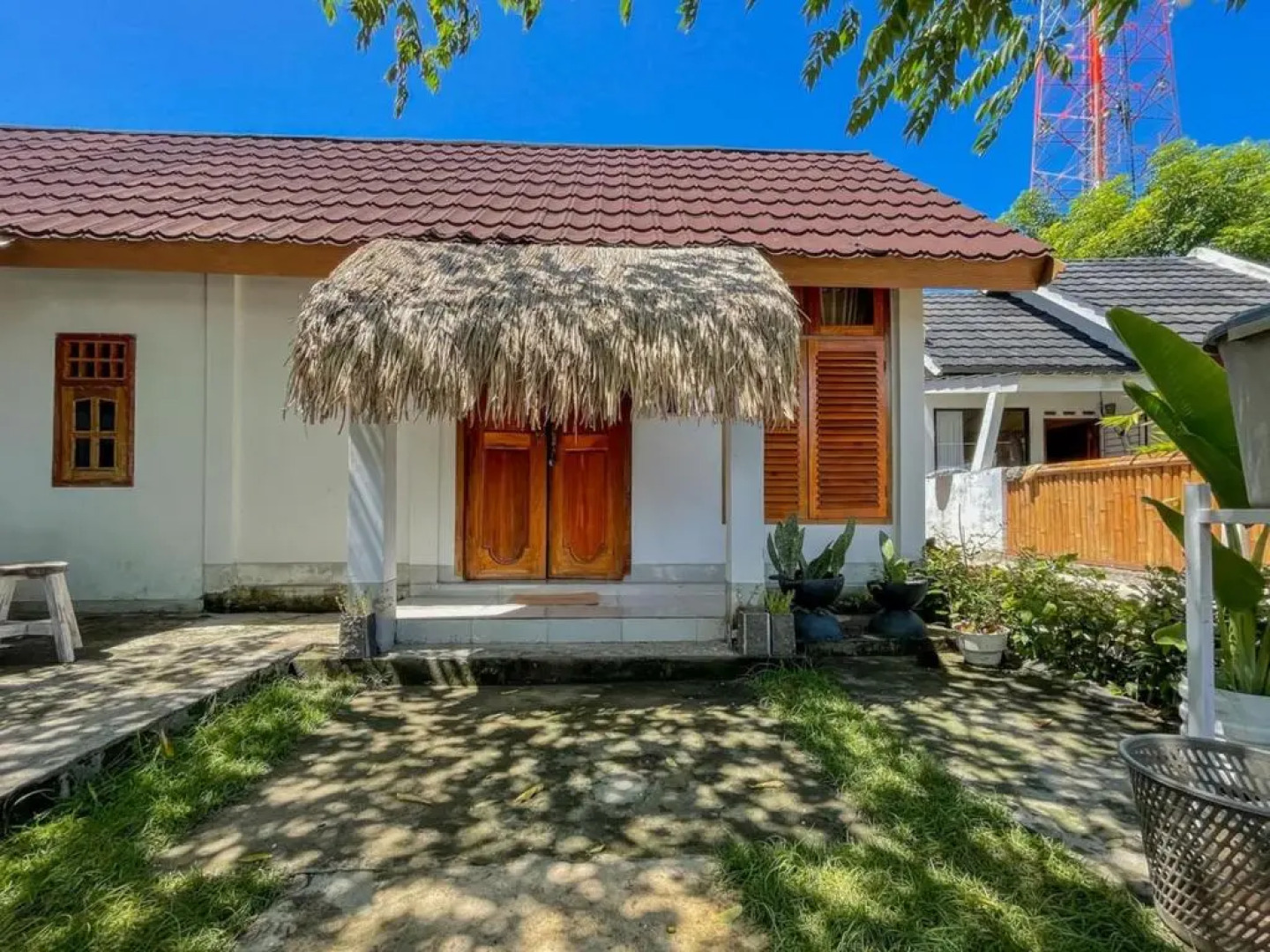 Aira Homestay Near Pantai Kuta Mandalika