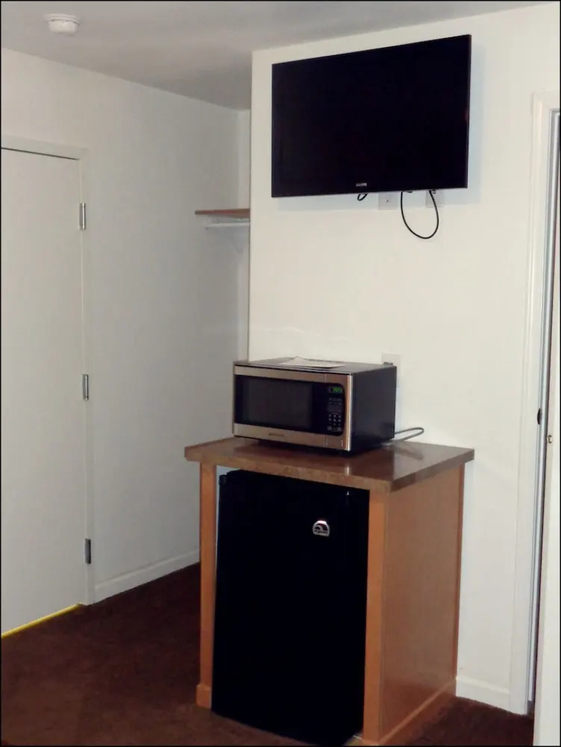 Crashpad Bunkhouse & Noonan Hotel