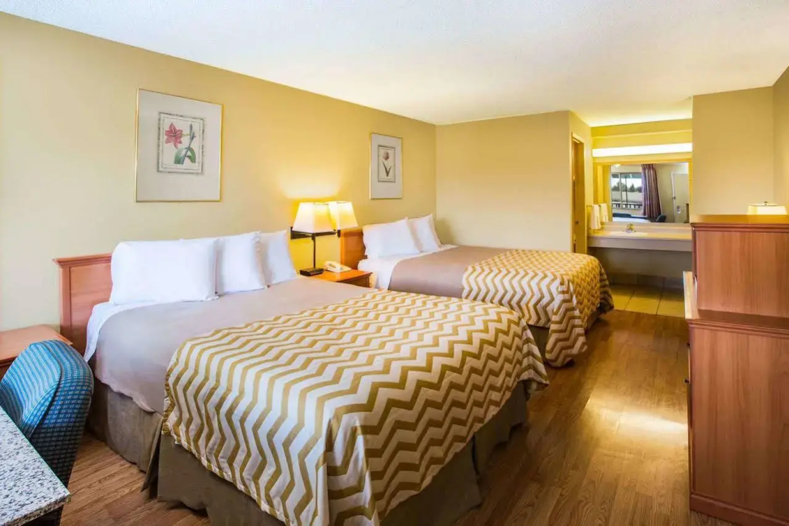 Travelodge by Wyndham Tacoma Near McChord AFB