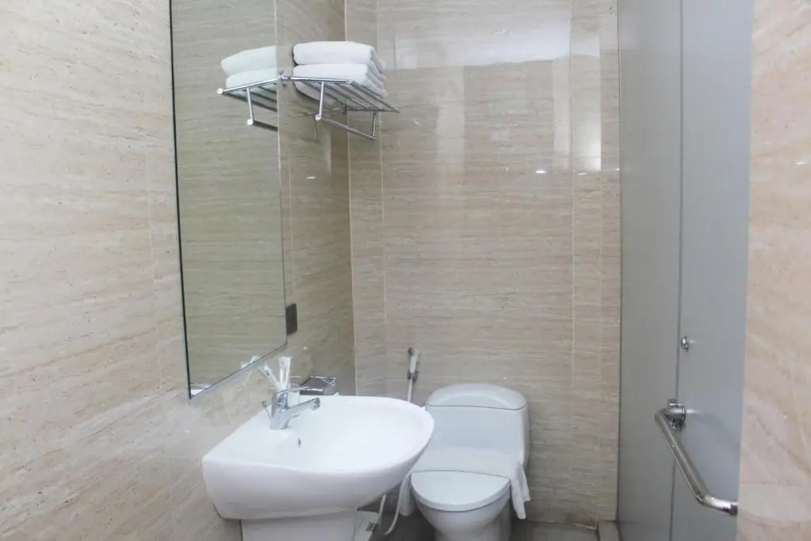 Thong's Inn - KNO Kualanamu Transit Hotel