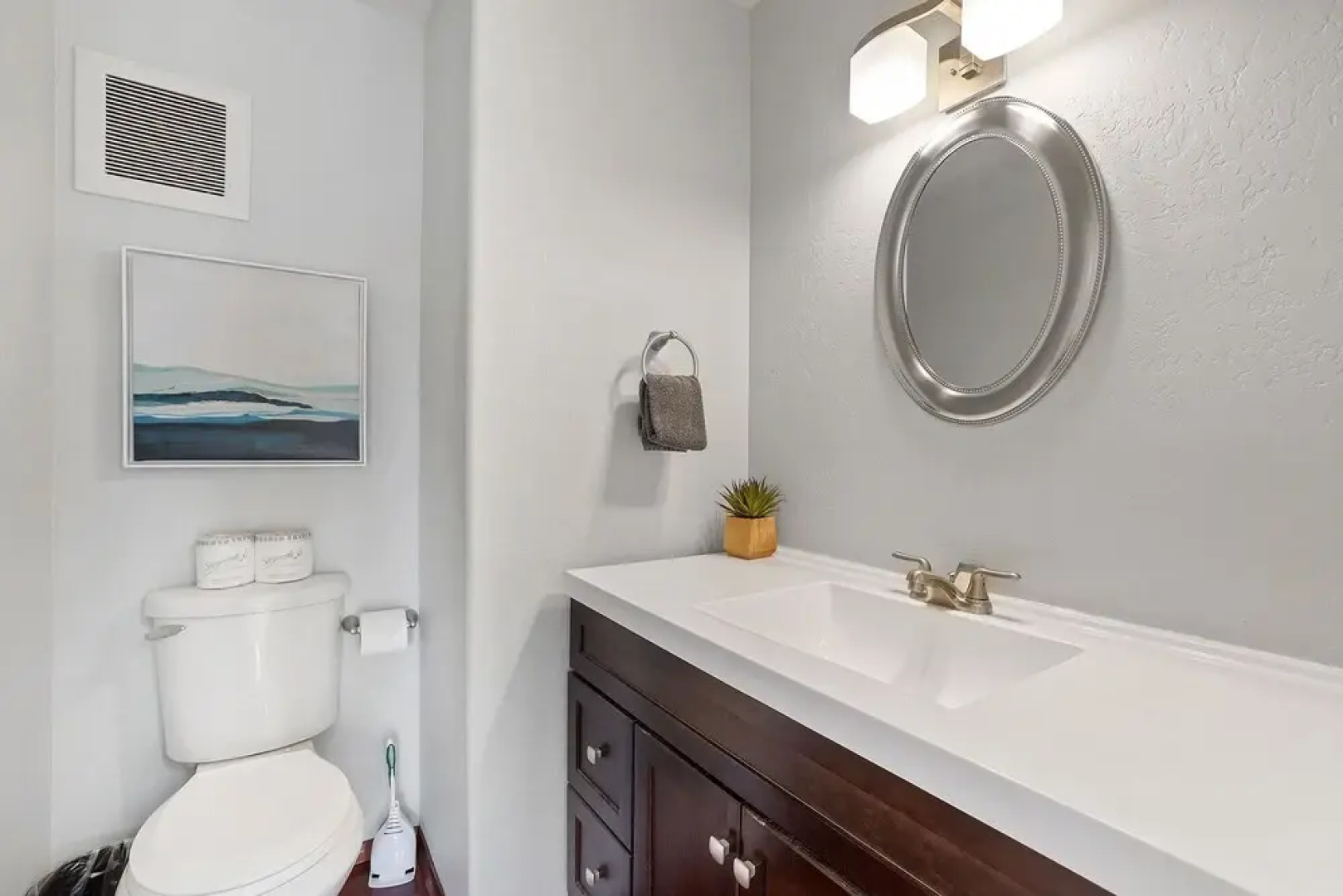 Hall Court Manor - Hot Tub, Pet Friendly, Pool Table!