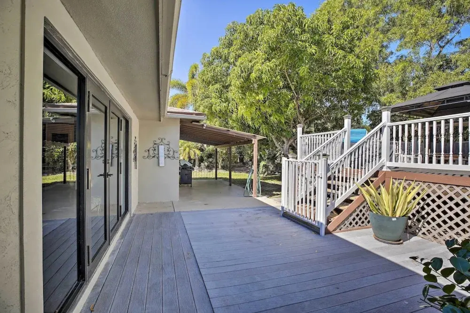 Pet-friendly Oasis w/ Deck & Fire Pit in Bokeelia!
