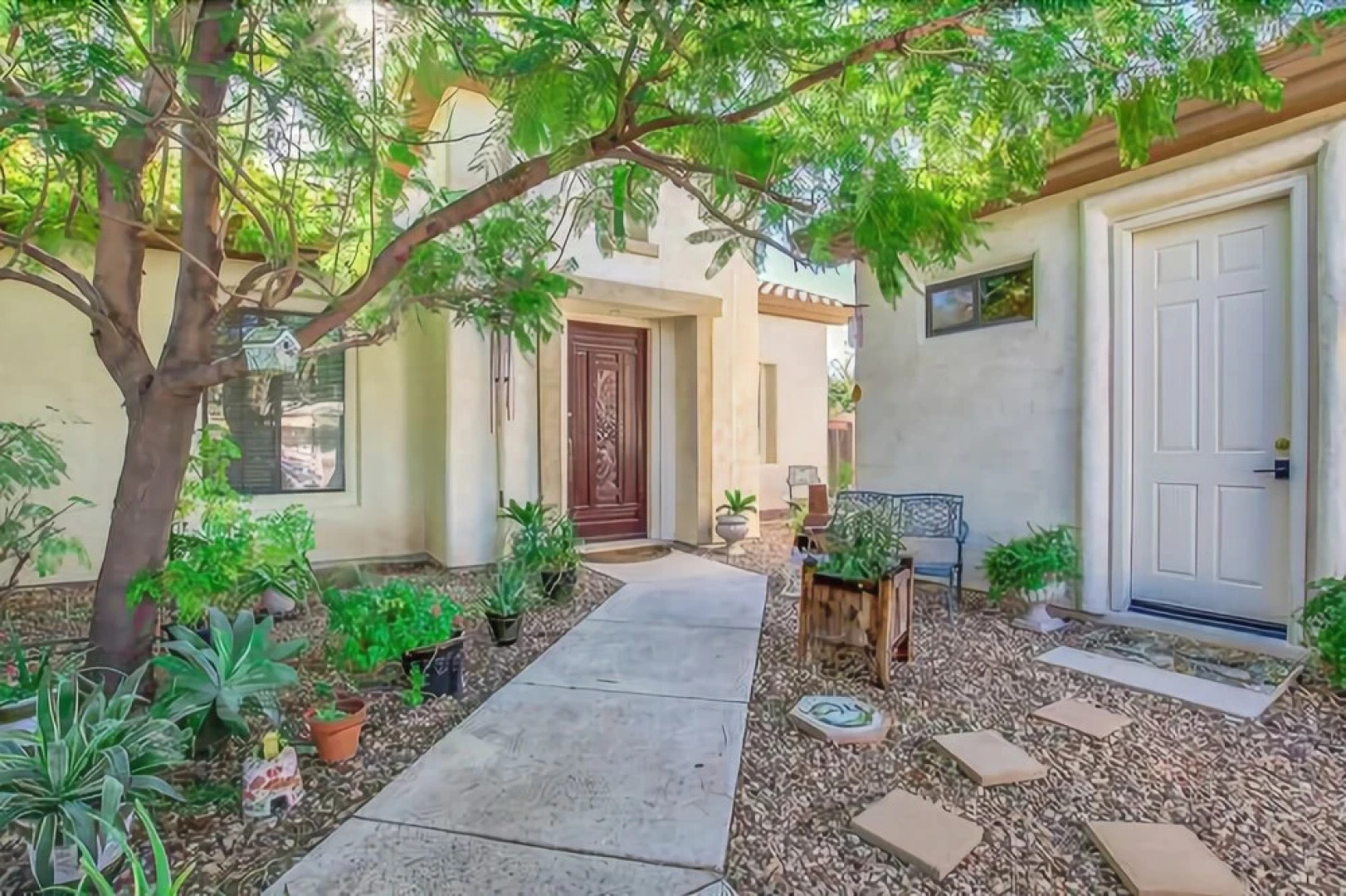 Elm St - 1 Br home by RedAwning