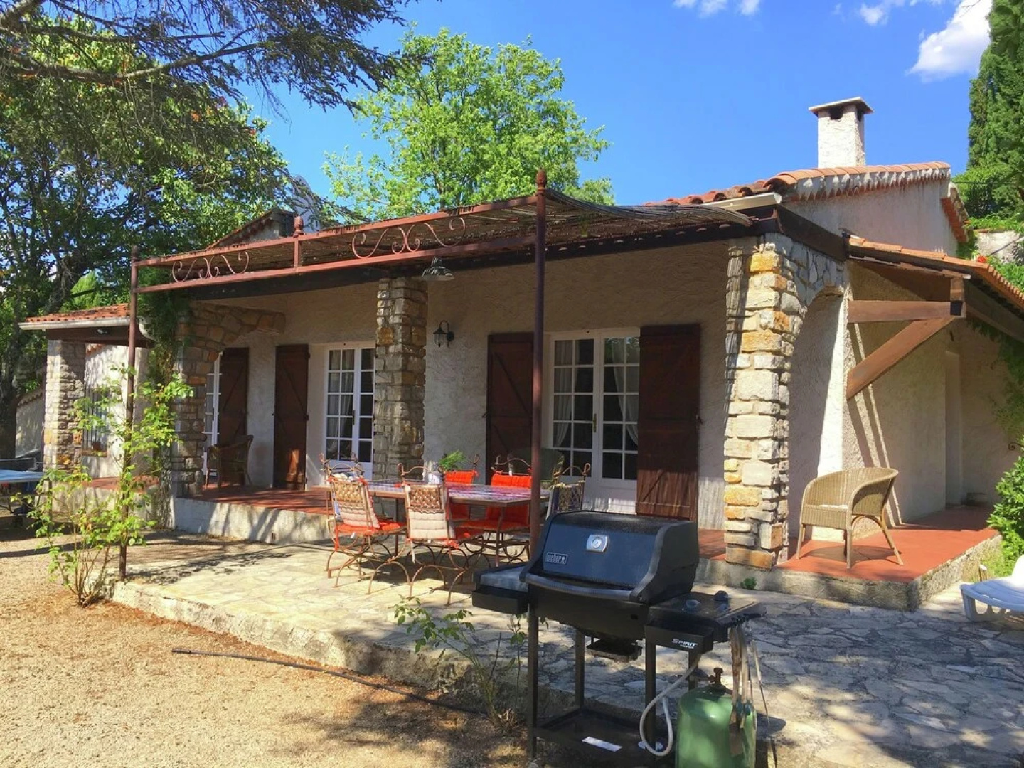 Quaint Holiday Home with Private Pool in Lorgues France