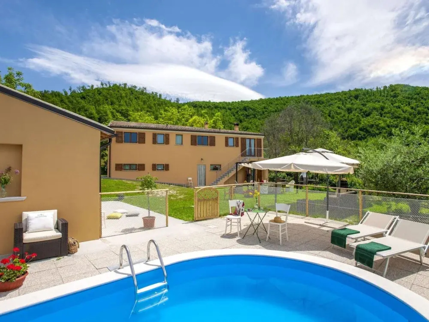 Villa in Pergola With Pool and Beach Nearby