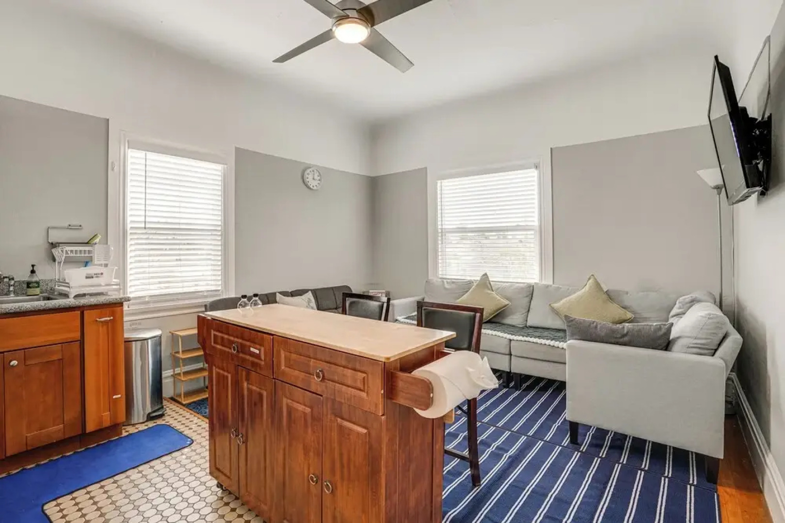 8 Mi to Bay Bridge: Couple's Getaway w/ Mtn Views!