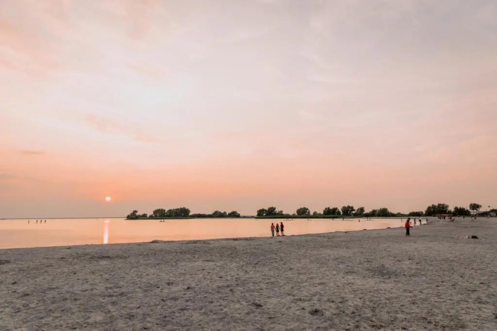 Stijlvol appartement op strand Makkum