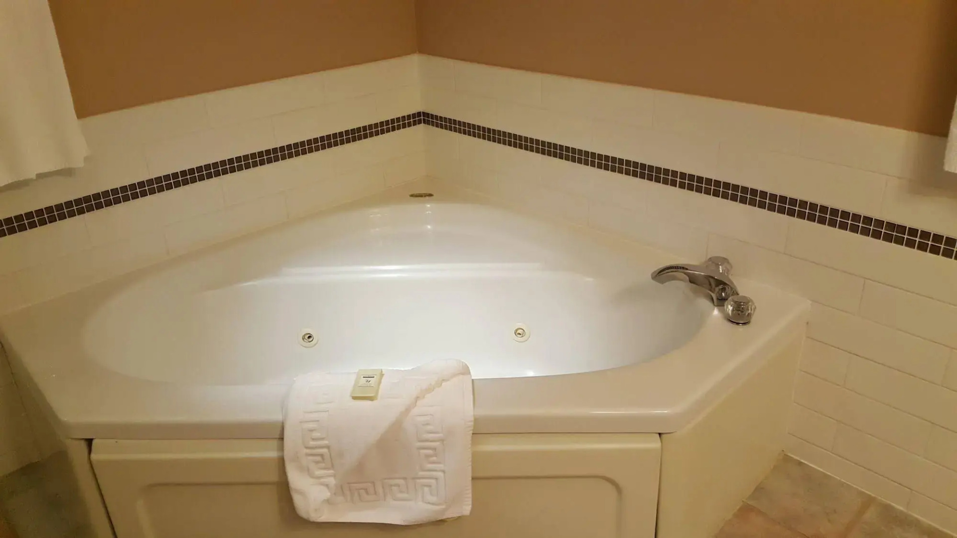 The Cedarwood Inn & Suites