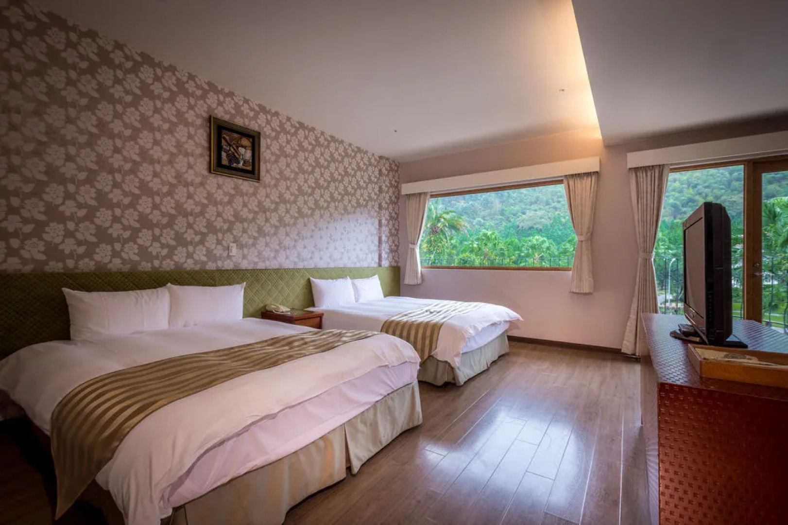 CRYSTAL RESORT - Continental Club