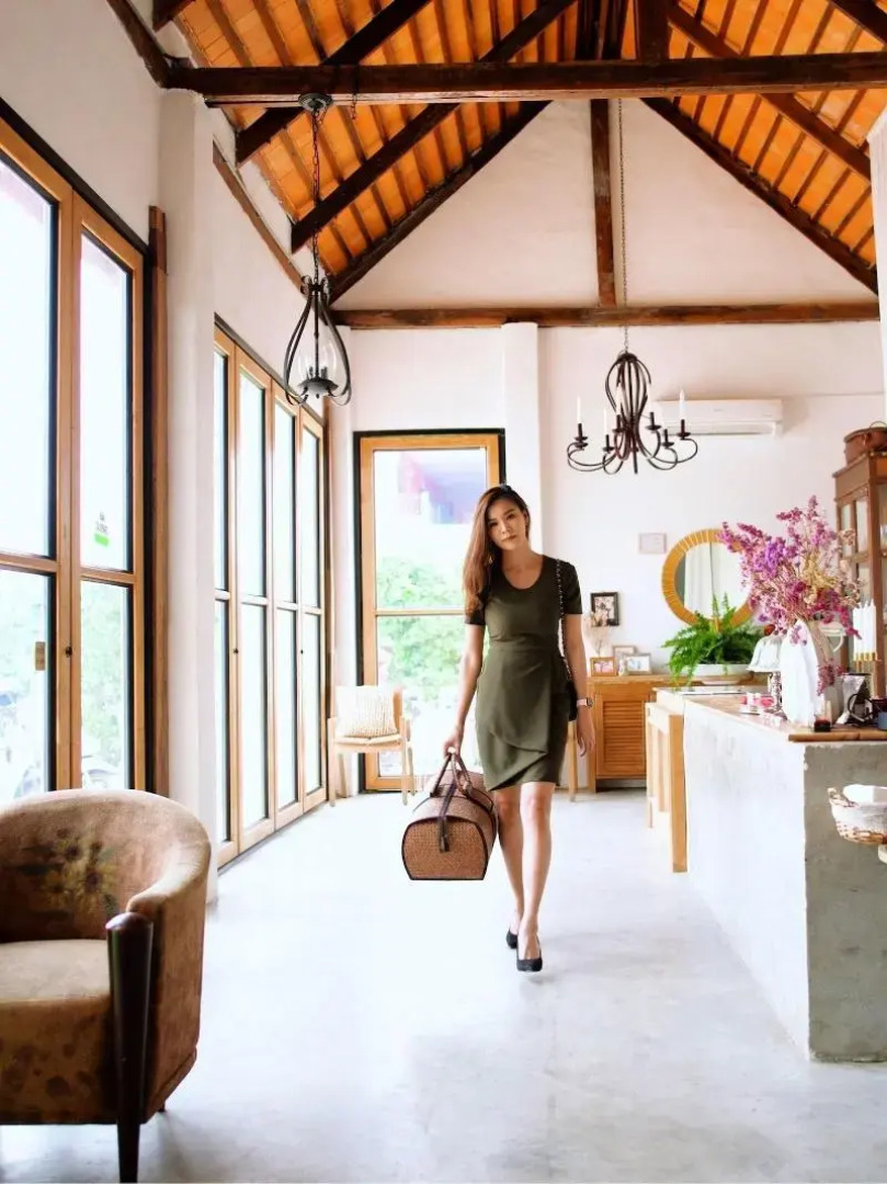 White Wall Riverfront Hotel