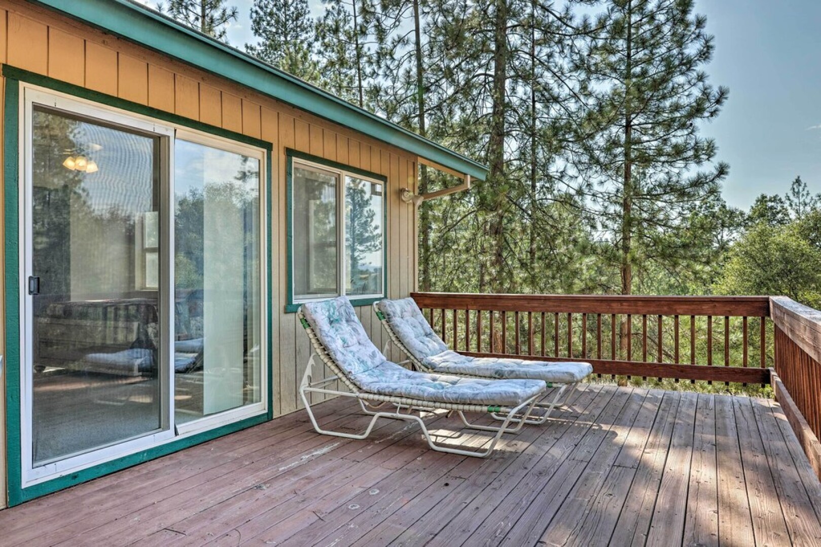 Woodsy Groveland Cabin w/ Deck < 3 Mi to Lake