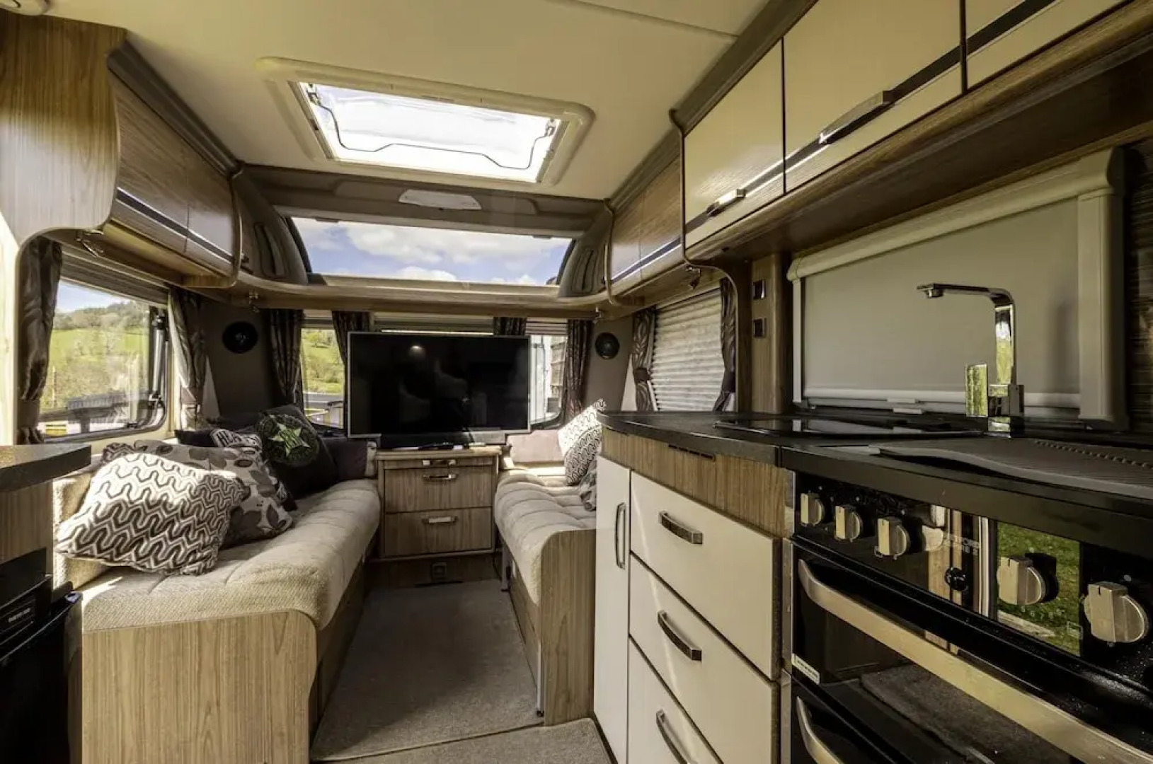 2 Double Bed Caravan - Secure Parking and Wifi