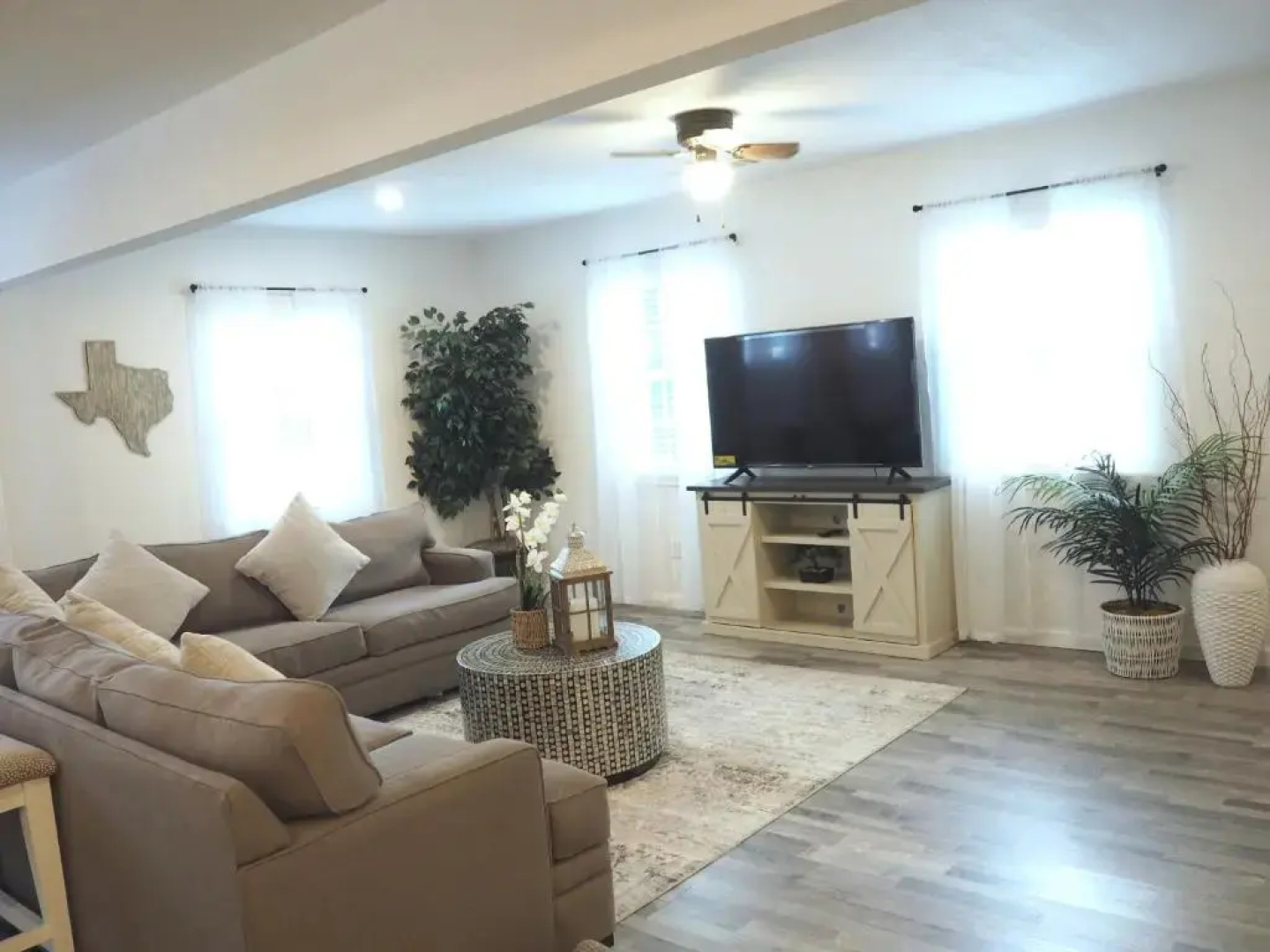 Newly Renovated, Modern 3 Bedroom 2 Bath Farmhouse in the City