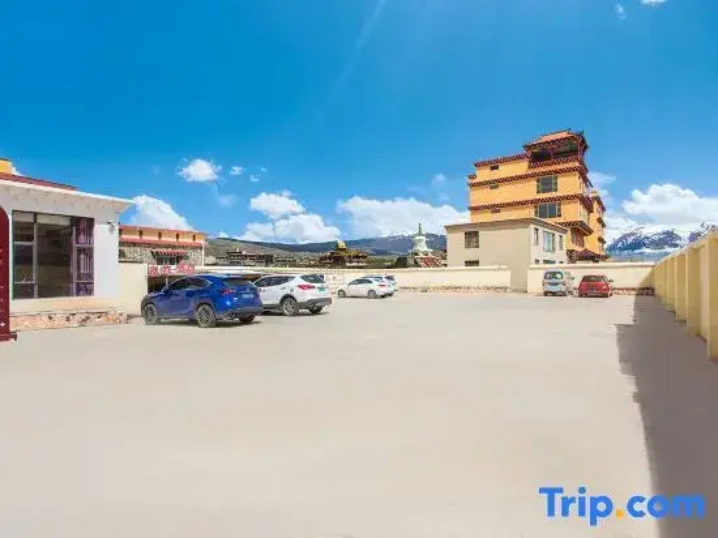 Yong Zhu Qi Ju Xi Jing Hotel (Ganzi Hongjun Road white pagoda park Branch)